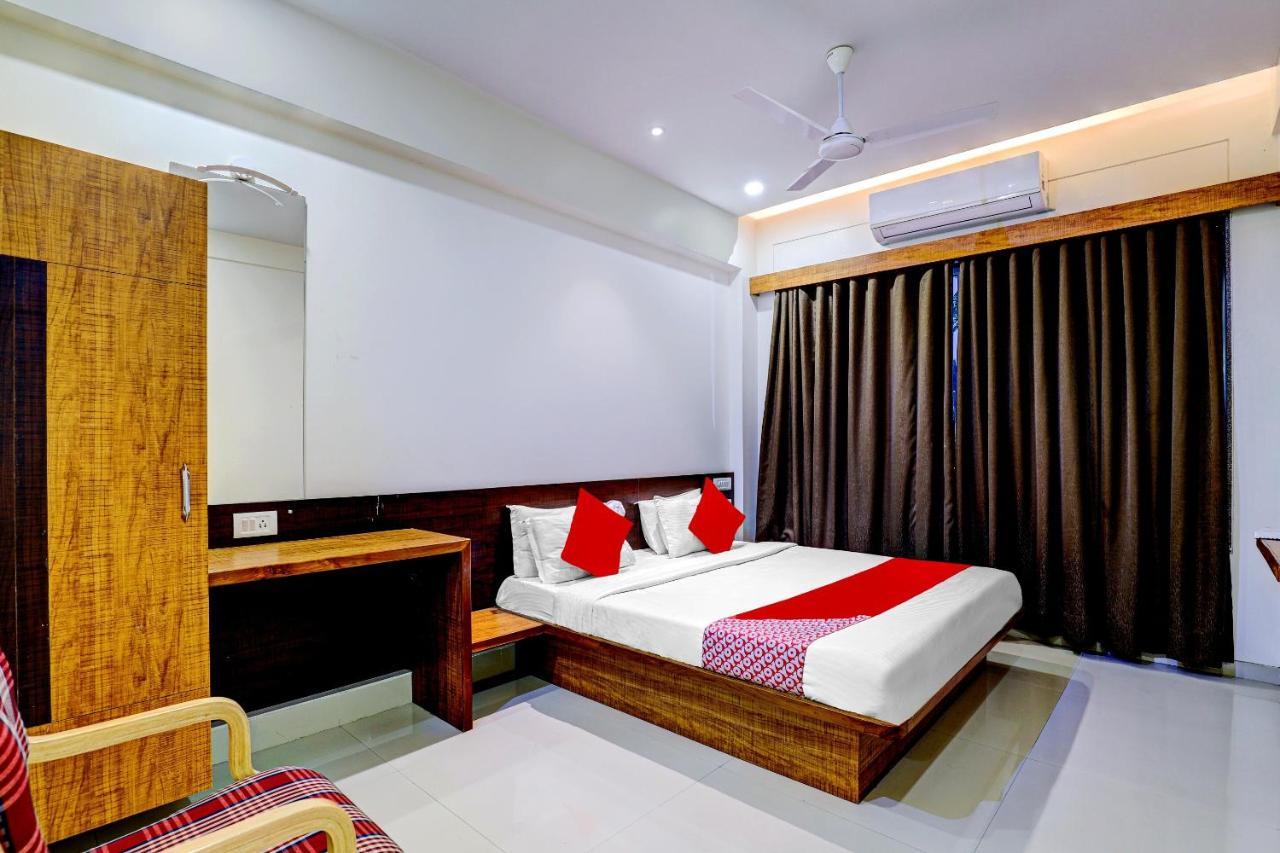 Oyo 77491 Hotel Shreenath Valsad Екстер'єр фото
