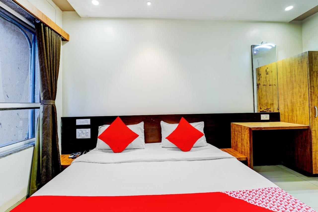 Oyo 77491 Hotel Shreenath Valsad Екстер'єр фото