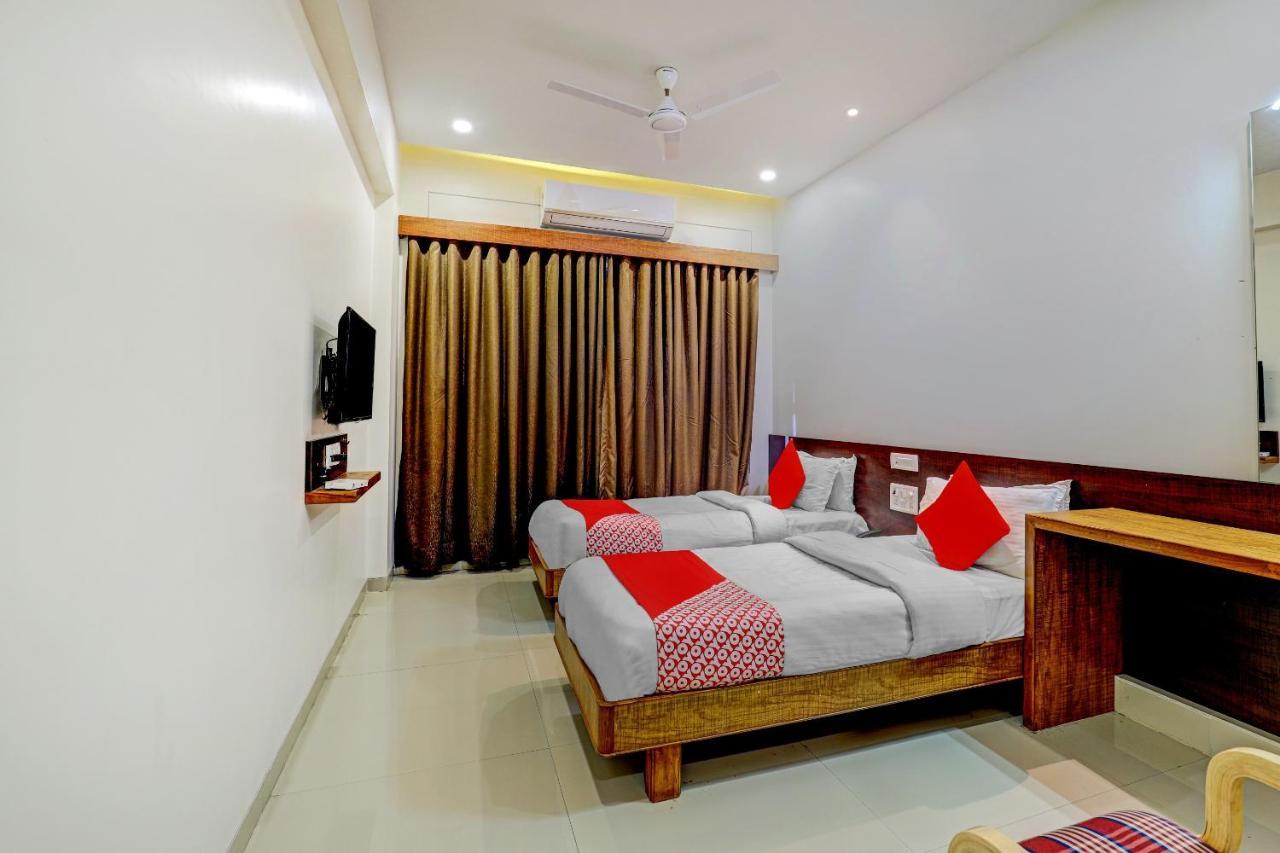 Oyo 77491 Hotel Shreenath Valsad Екстер'єр фото