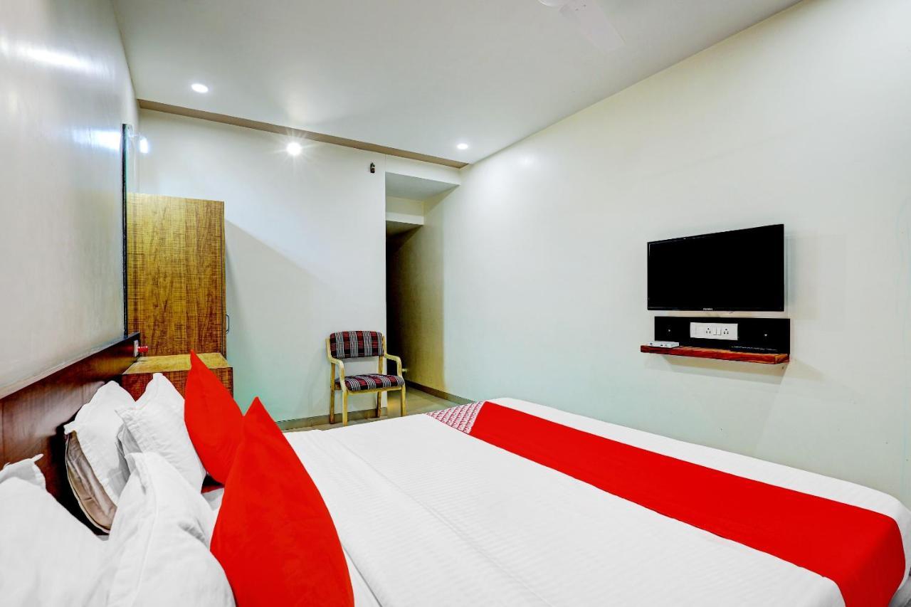 Oyo 77491 Hotel Shreenath Valsad Екстер'єр фото