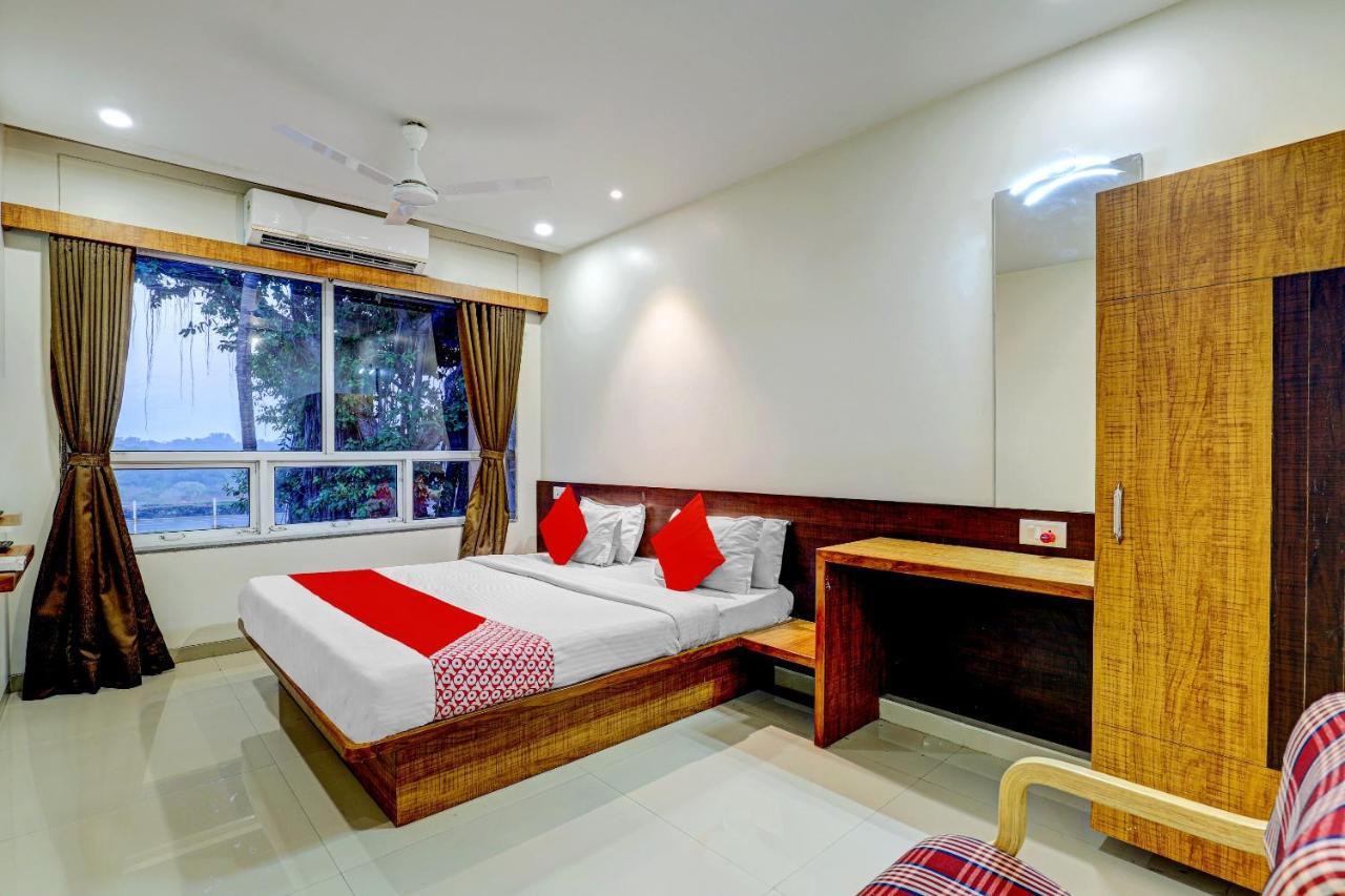 Oyo 77491 Hotel Shreenath Valsad Екстер'єр фото