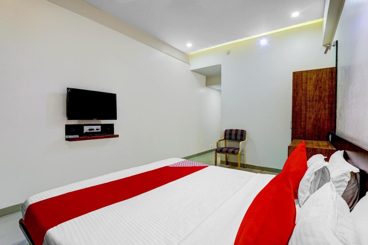 Oyo 77491 Hotel Shreenath Valsad Екстер'єр фото