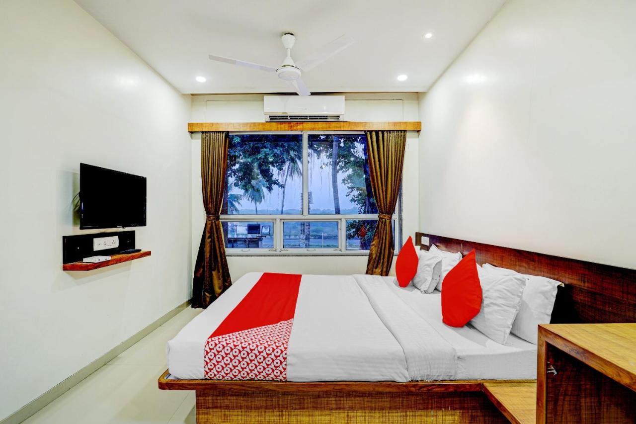 Oyo 77491 Hotel Shreenath Valsad Екстер'єр фото