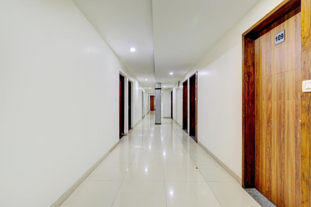 Oyo 77491 Hotel Shreenath Valsad Екстер'єр фото
