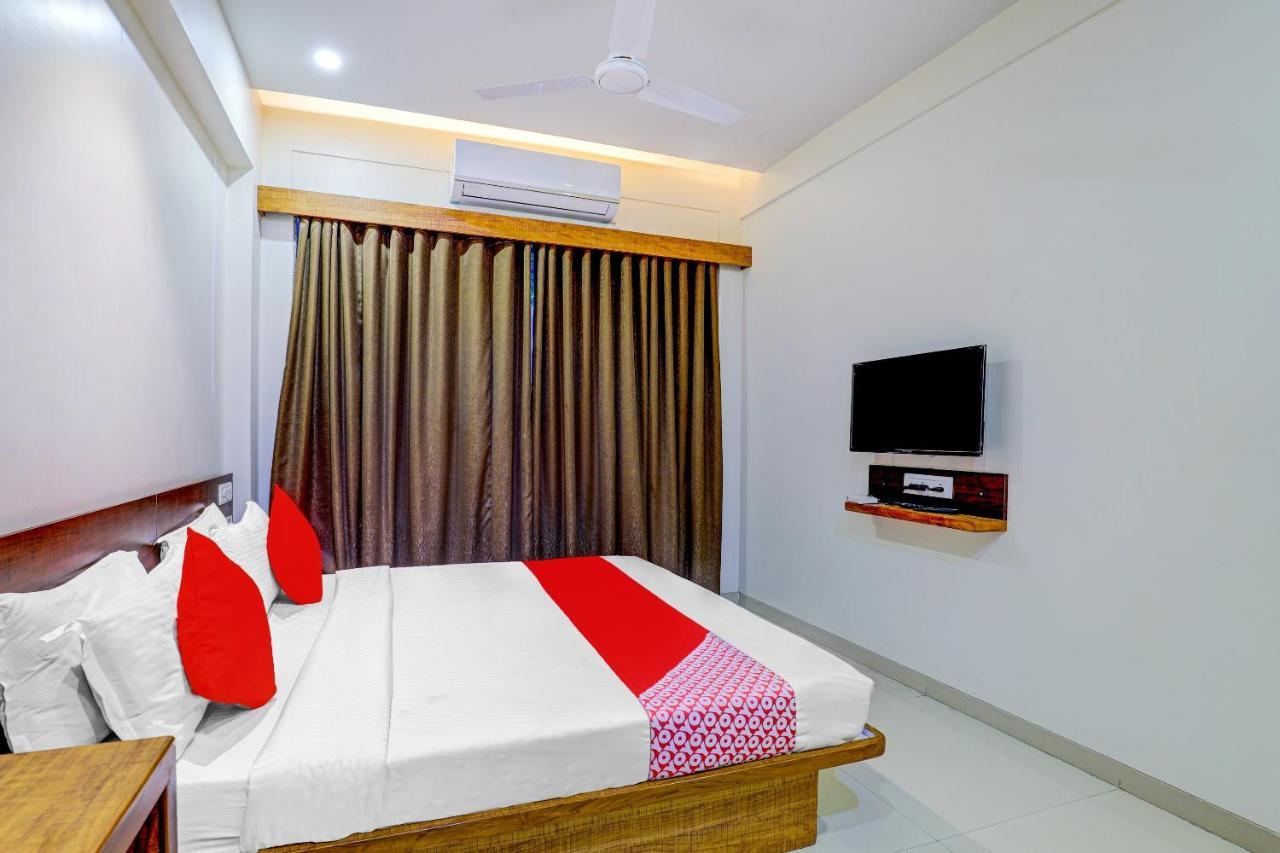 Oyo 77491 Hotel Shreenath Valsad Екстер'єр фото
